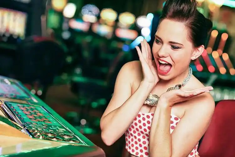 LuckyGood VIP ကတ်ဂိမ်းကစားသမားများ Cashback Bonus ဆုများ ရယူနေသောမြင်ကွင်း
